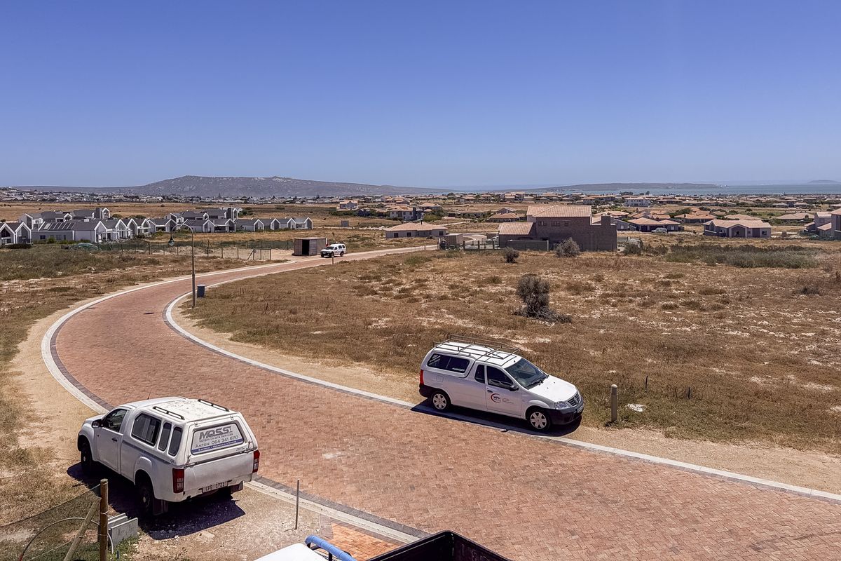 Large corner erf with potential for panoramic views. - Photo 4