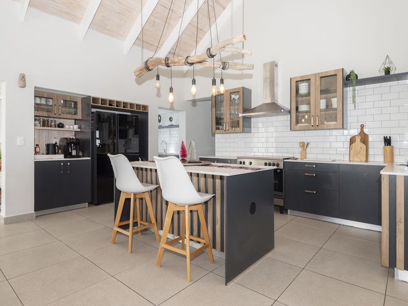 LUXURY  SINGLE STORY 3 BEDROOM Modern CONTEMPORARY HOME IN SECURE BOUTIQUE CLUSTER - Photo 4