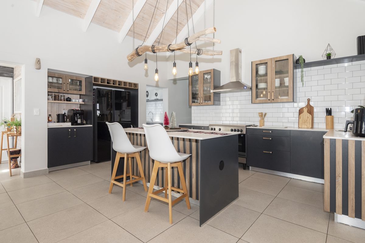 LUXURY  SINGLE STORY 3 BEDROOM Modern CONTEMPORARY HOME IN SECURE BOUTIQUE CLUSTER - Photo 4