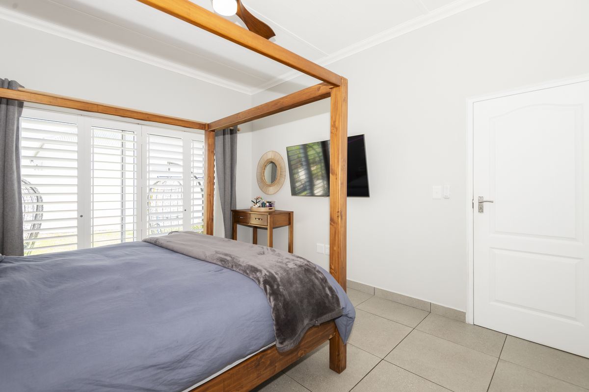 LUXURY  SINGLE STORY 3 BEDROOM Modern CONTEMPORARY HOME IN SECURE BOUTIQUE CLUSTER - Photo 5