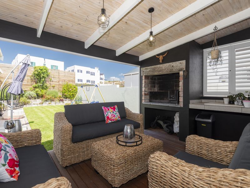 LUXURY  SINGLE STORY 3 BEDROOM Modern CONTEMPORARY HOME IN SECURE BOUTIQUE CLUSTER - Photo 3