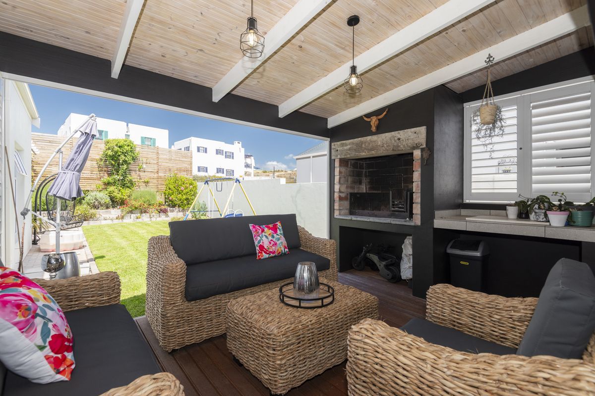 LUXURY  SINGLE STORY 3 BEDROOM Modern CONTEMPORARY HOME IN SECURE BOUTIQUE CLUSTER - Photo 3