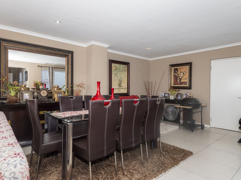Three-Bedroom Double-Storey Home with Panoramic Views - Photo 3