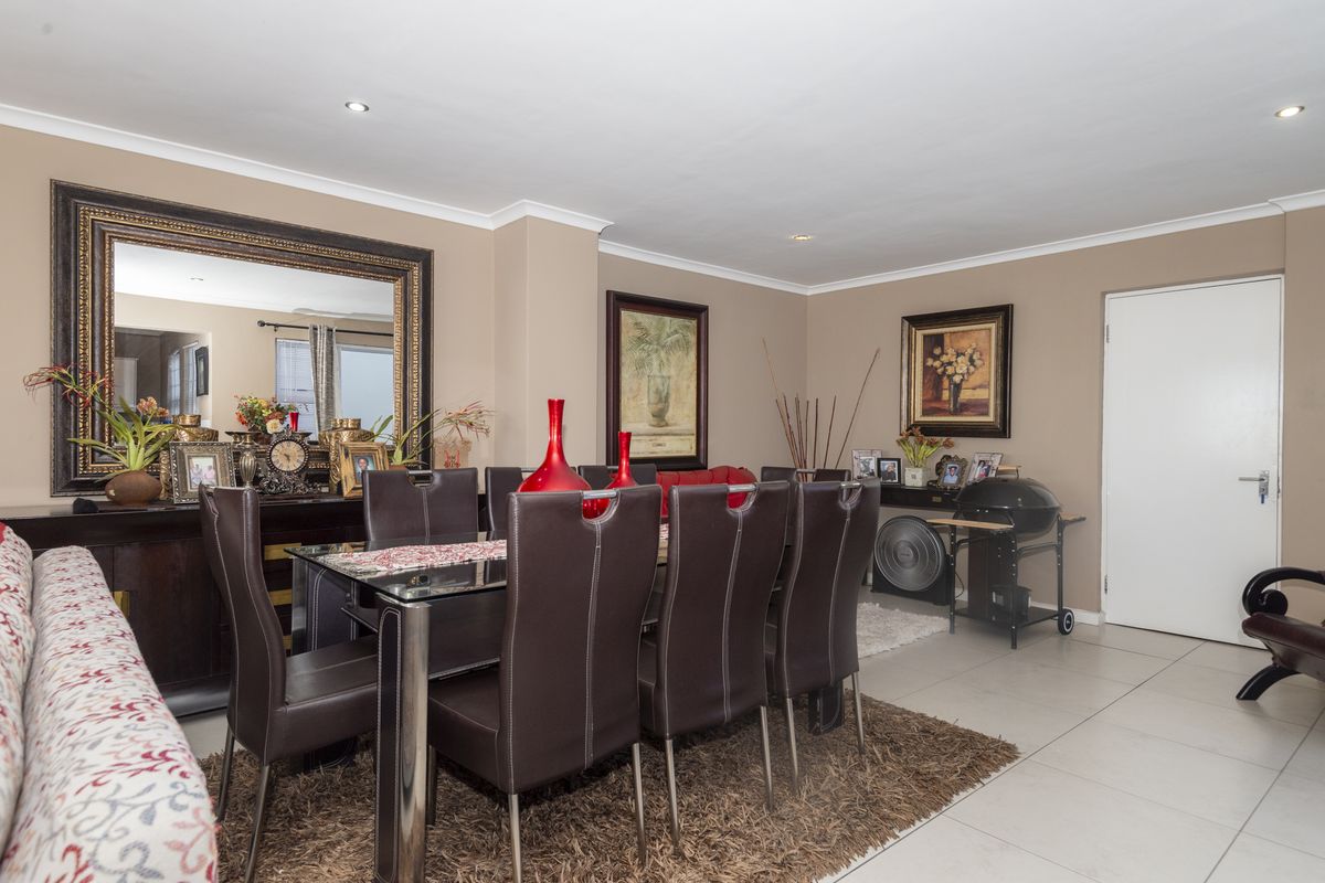 Three-Bedroom Double-Storey Home with Panoramic Views - Photo 3