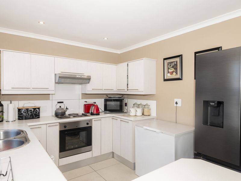 Three-Bedroom Double-Storey Home with Panoramic Views - Photo 6