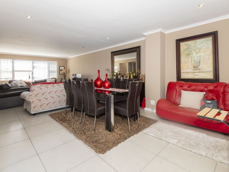 Three-Bedroom Double-Storey Home with Panoramic Views - Photo 4