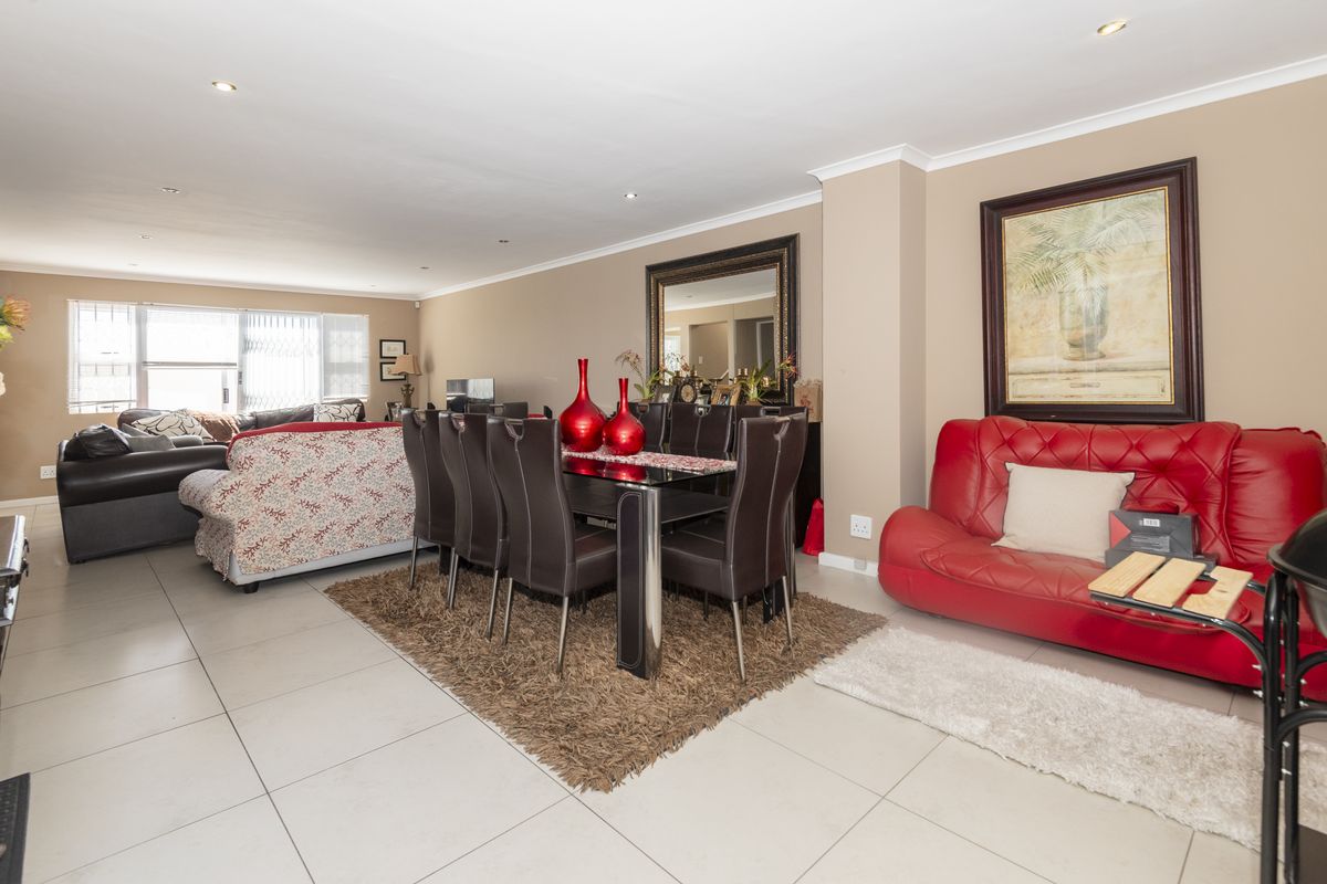 Three-Bedroom Double-Storey Home with Panoramic Views - Photo 4