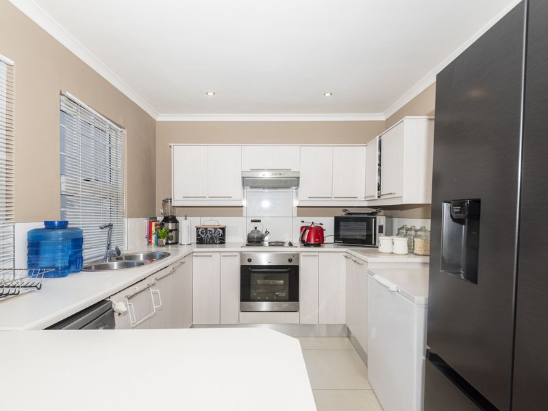 Three-Bedroom Double-Storey Home with Panoramic Views - Photo 5
