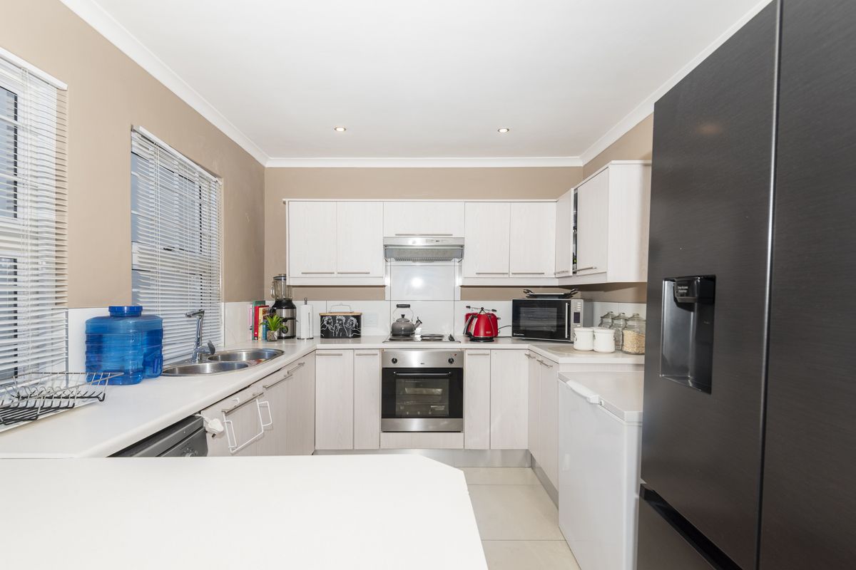 Three-Bedroom Double-Storey Home with Panoramic Views - Photo 5