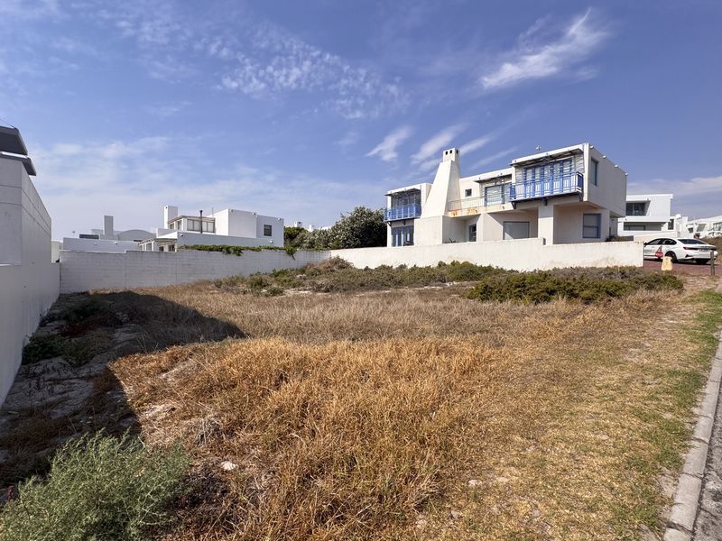 Your Coastal Sanctuary Awaits: The Jewel of Paradise Beach - Photo 3