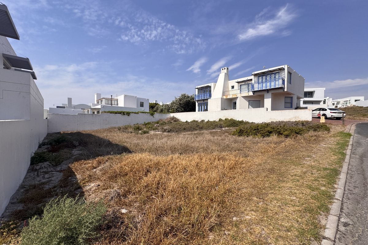 Your Coastal Sanctuary Awaits: The Jewel of Paradise Beach - Photo 3