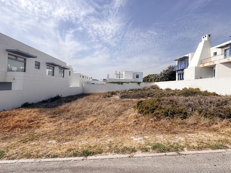 Your Coastal Sanctuary Awaits: The Jewel of Paradise Beach - Photo 2