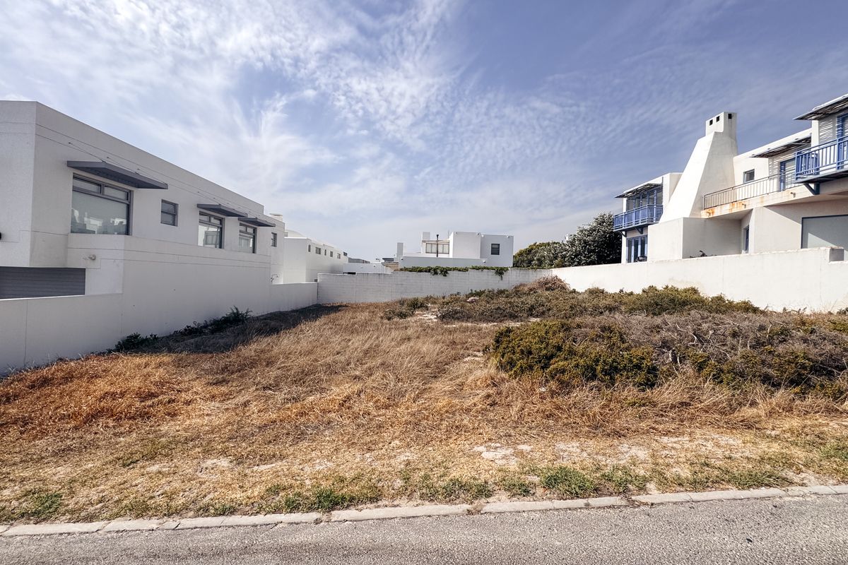 Your Coastal Sanctuary Awaits: The Jewel of Paradise Beach - Photo 2