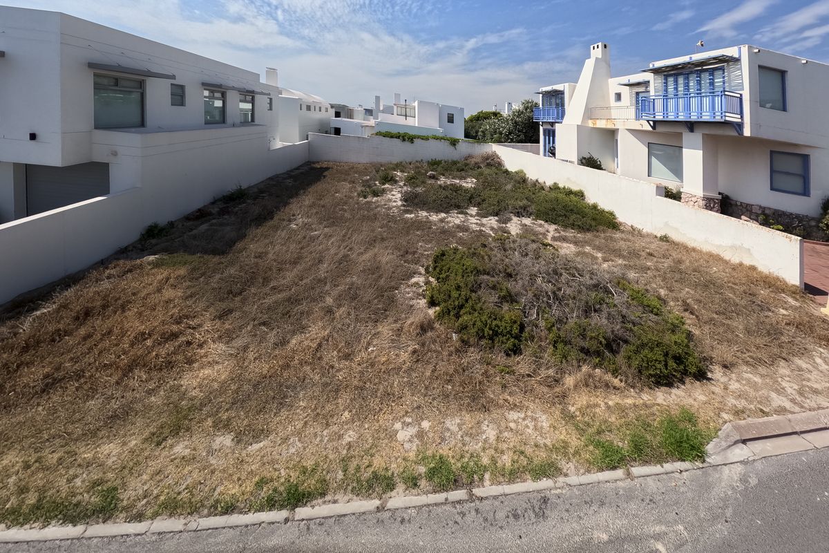 Your Coastal Sanctuary Awaits: The Jewel of Paradise Beach - Photo 4