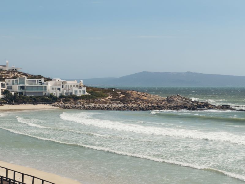 Your Coastal Sanctuary Awaits: The Jewel of Paradise Beach - Photo 6