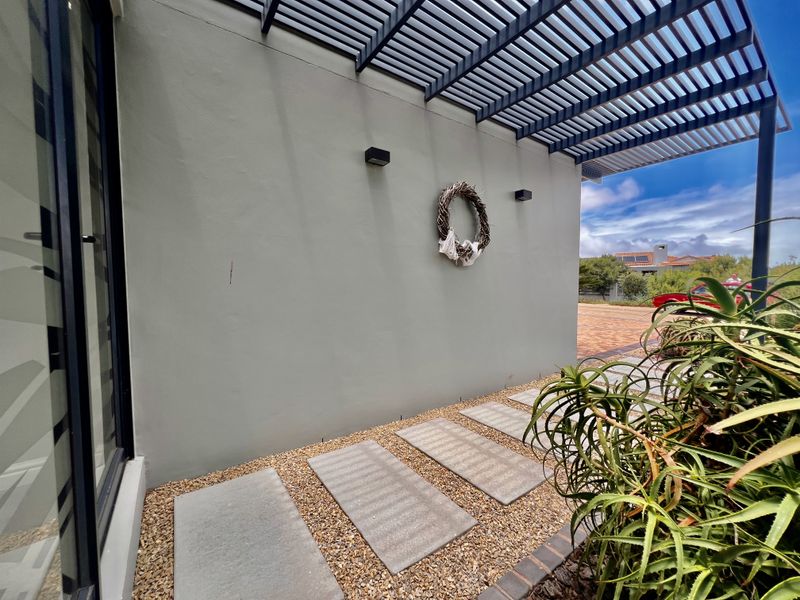 Bright, Modern & Made for Entertaining - Photo 2