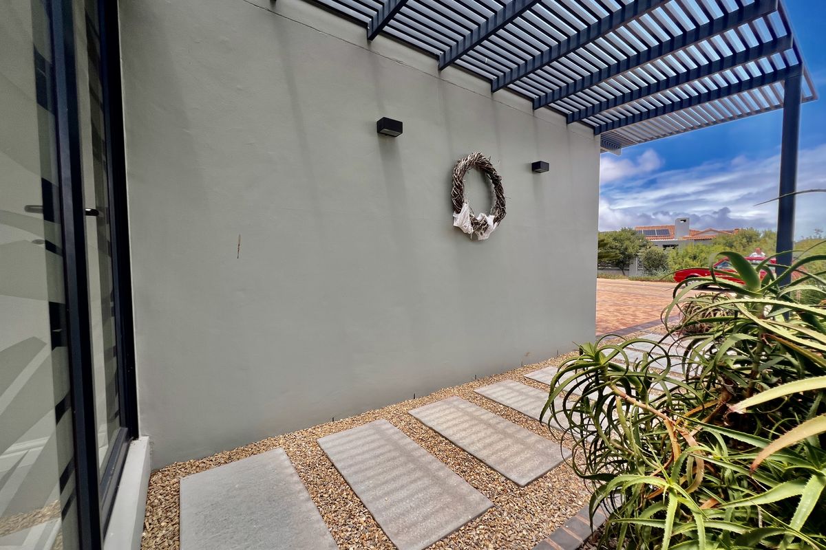 Bright, Modern & Made for Entertaining - Photo 2