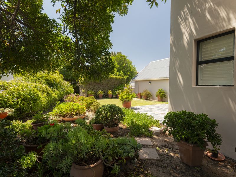 Charming, Private Retreat in Myburg Park – With Lagoon Views - Photo 3