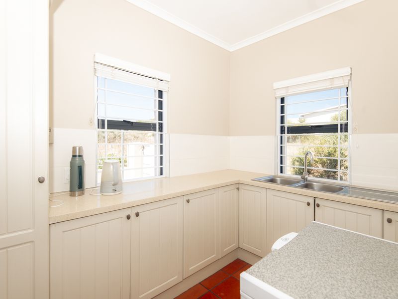 Charming, Private Retreat in Myburg Park – With Lagoon Views - Photo 10