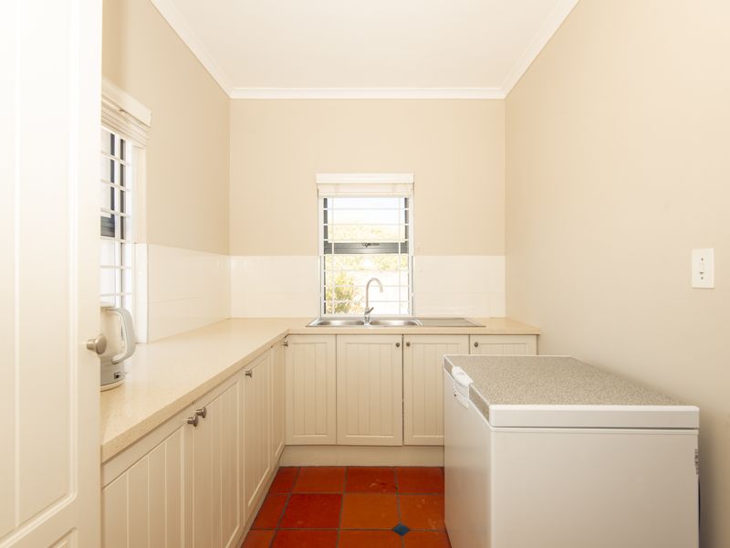 Charming, Private Retreat in Myburg Park – With Lagoon Views - Photo 9