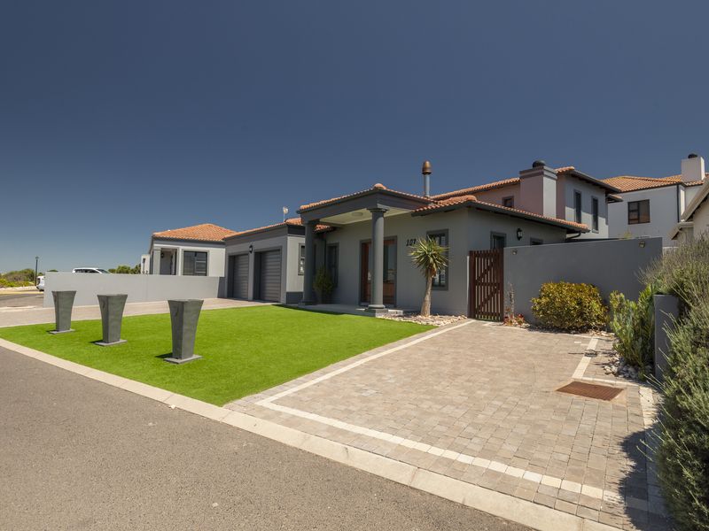 Located in secure Calypso Beach Estate, this spacious home is designed with family living in mind. - Photo 10