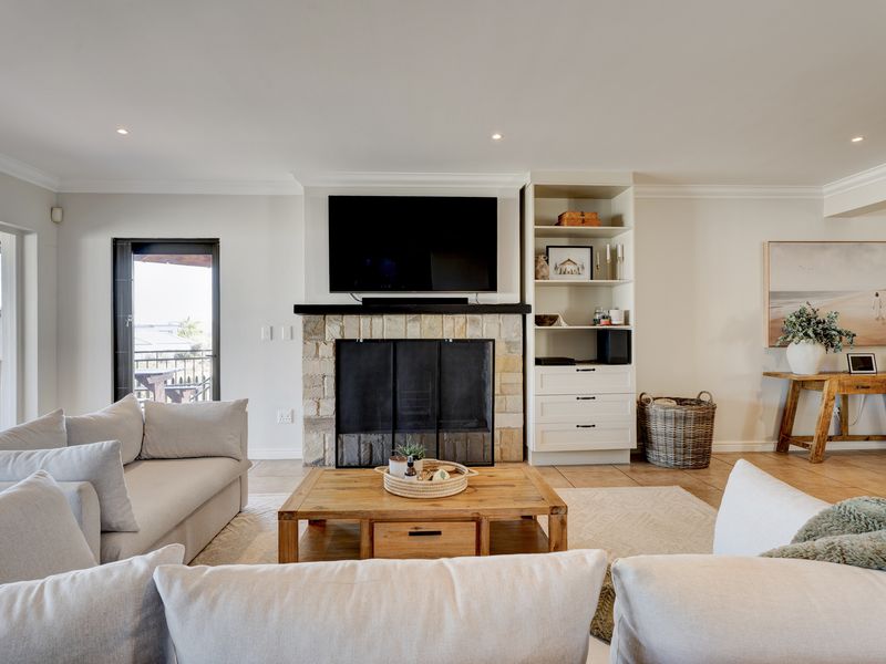 Executive Lagoon-View Home in Prestigious Location - Photo 7