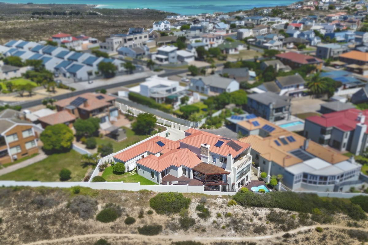 Executive Lagoon-View Home in Prestigious Location - Photo 2