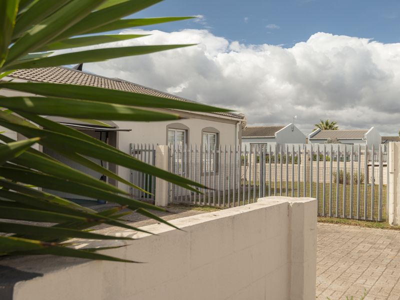 Prime Corner Property  | Quiet Suburban Living  |  Space, Privacy & Future Potential - Photo 2