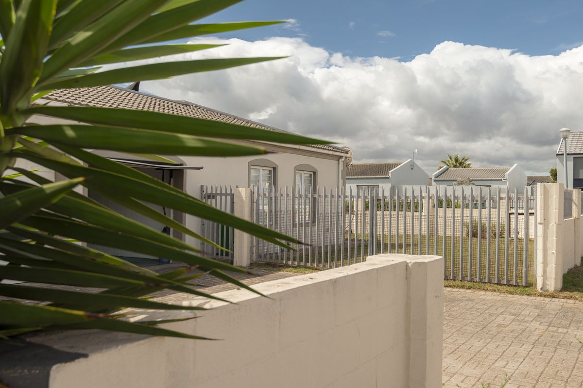 Prime Corner Property  | Quiet Suburban Living  |  Space, Privacy & Future Potential - Photo 2