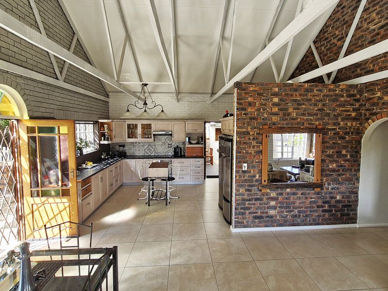 Spacious Facebrick Home with Flatlet in Cul-de-Sac - Photo 5