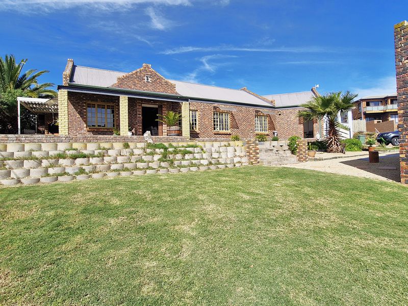 Spacious Facebrick Home with Flatlet in Cul-de-Sac - Photo 2