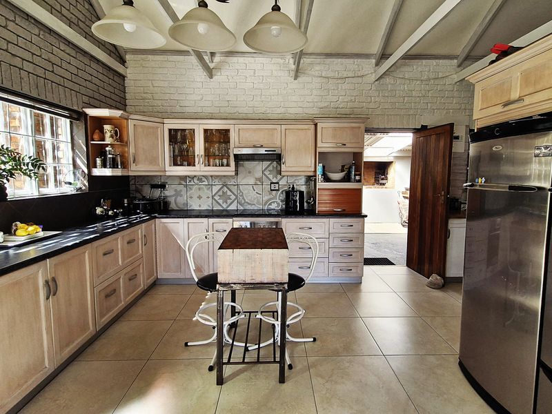 Spacious Facebrick Home with Flatlet in Cul-de-Sac - Photo 9