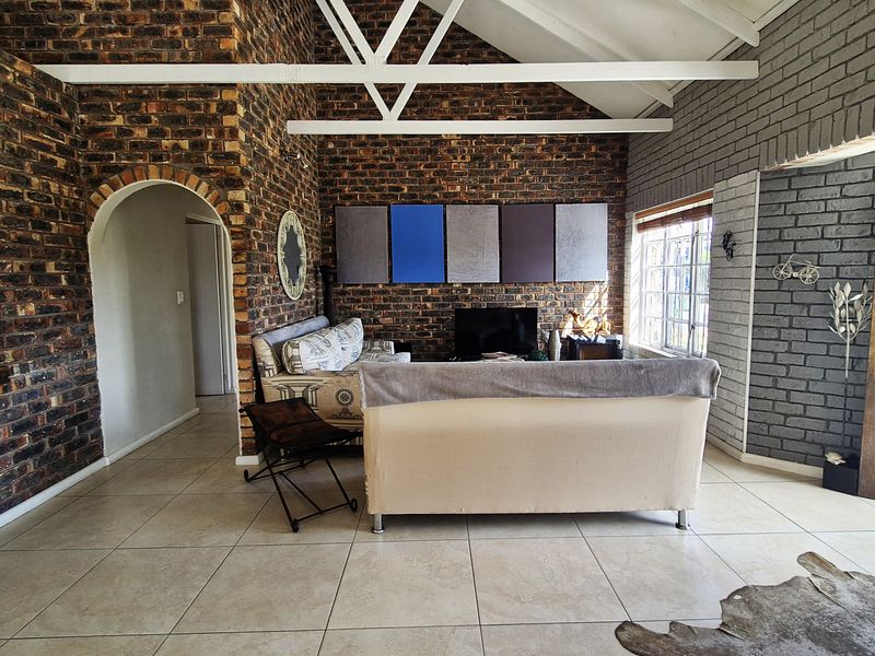 Spacious Facebrick Home with Flatlet in Cul-de-Sac - Photo 4