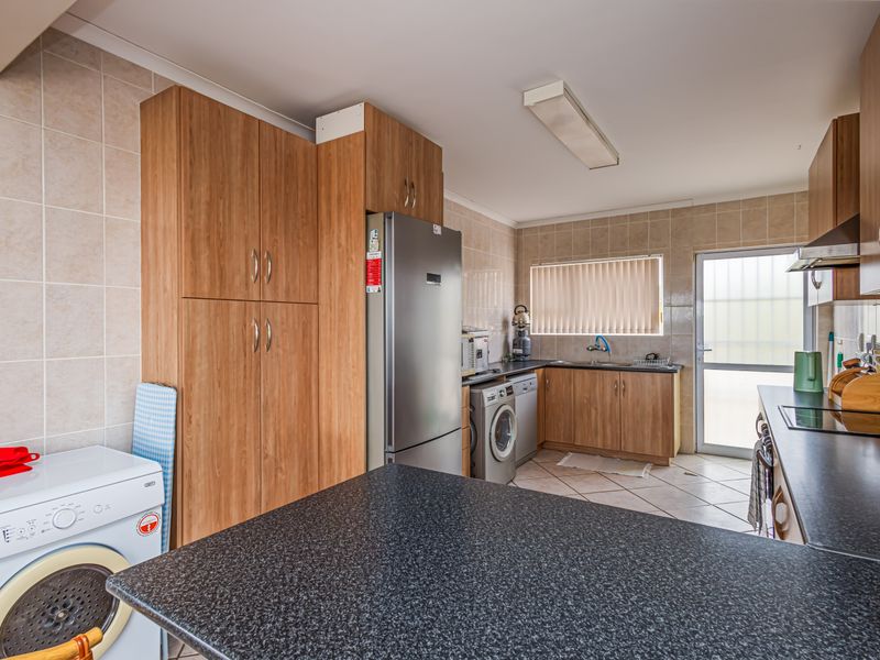 A classic Middedorp home with a view you won’t get tired of... - Photo 10