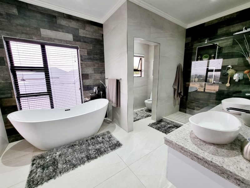 4 Bedroom spectacular home for sale - Photo 8