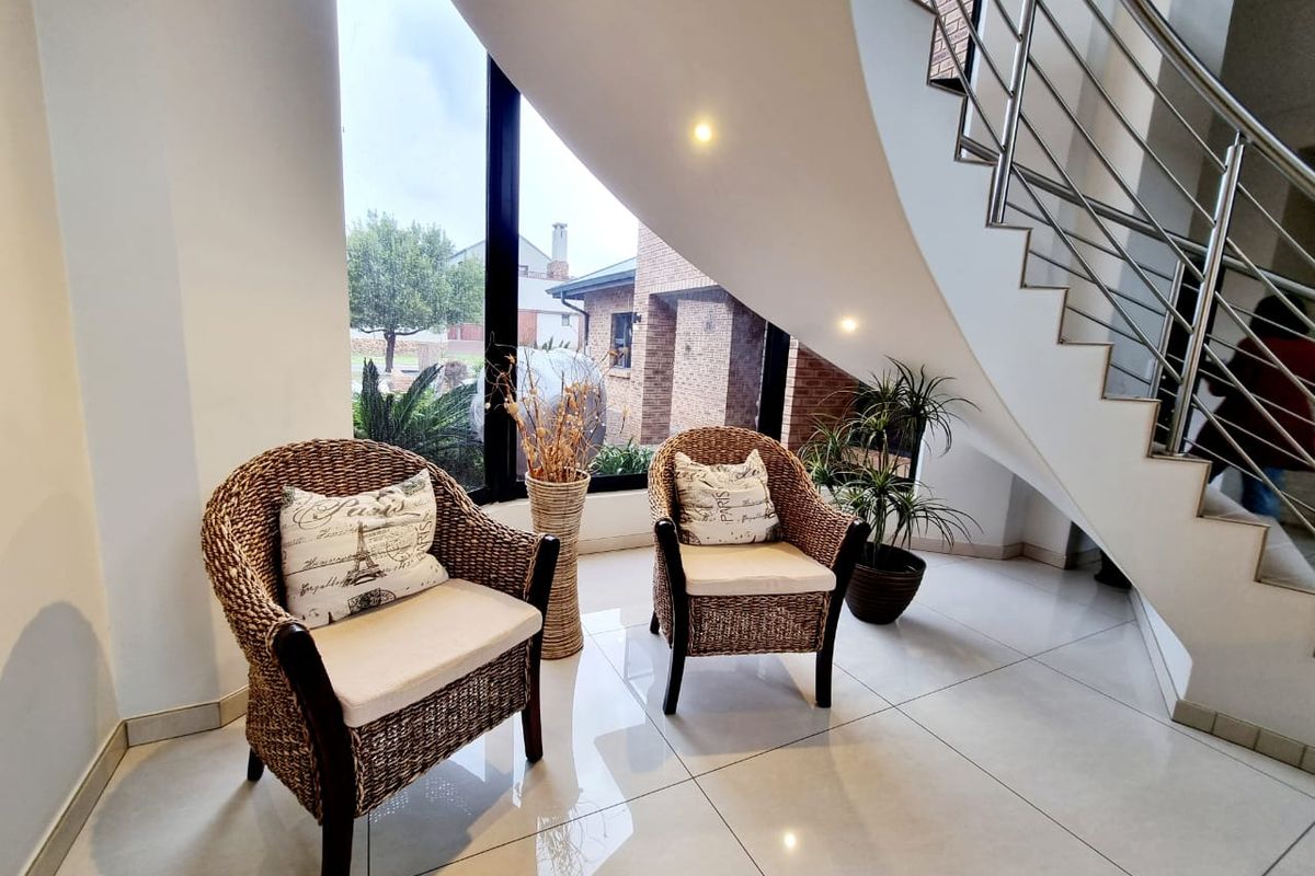 4 Bedroom spectacular home for sale - Photo 4