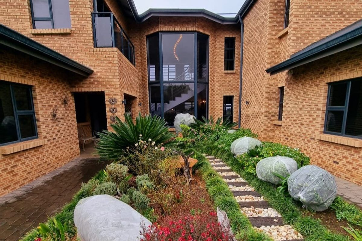 4 Bedroom spectacular home for sale - Photo 2