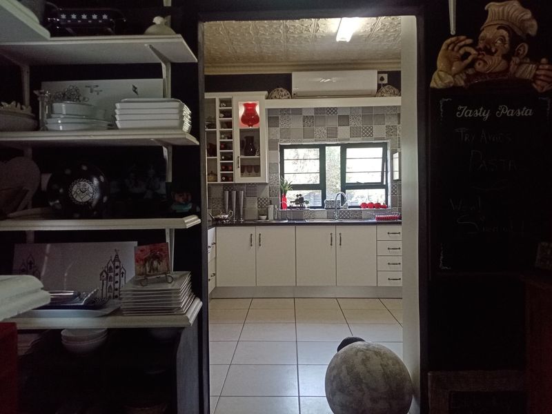 Charming Newly Renovated Home with Modern Touches! - Photo 10