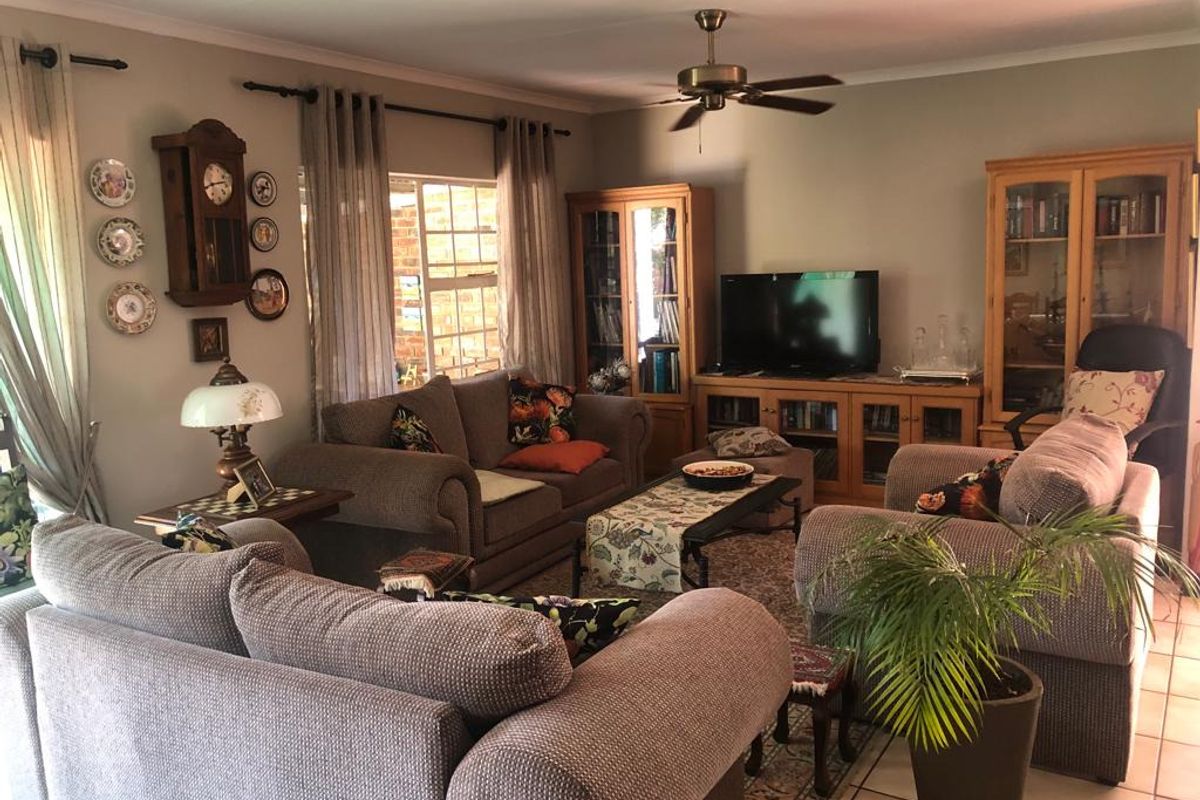 Spacious, Secure Townhouse! - Photo 3