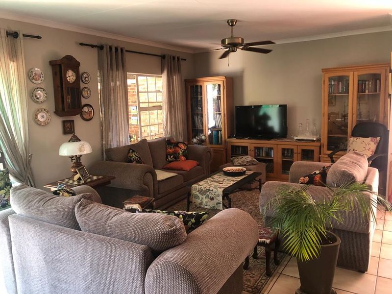 Spacious, Secure Townhouse! - Photo 3