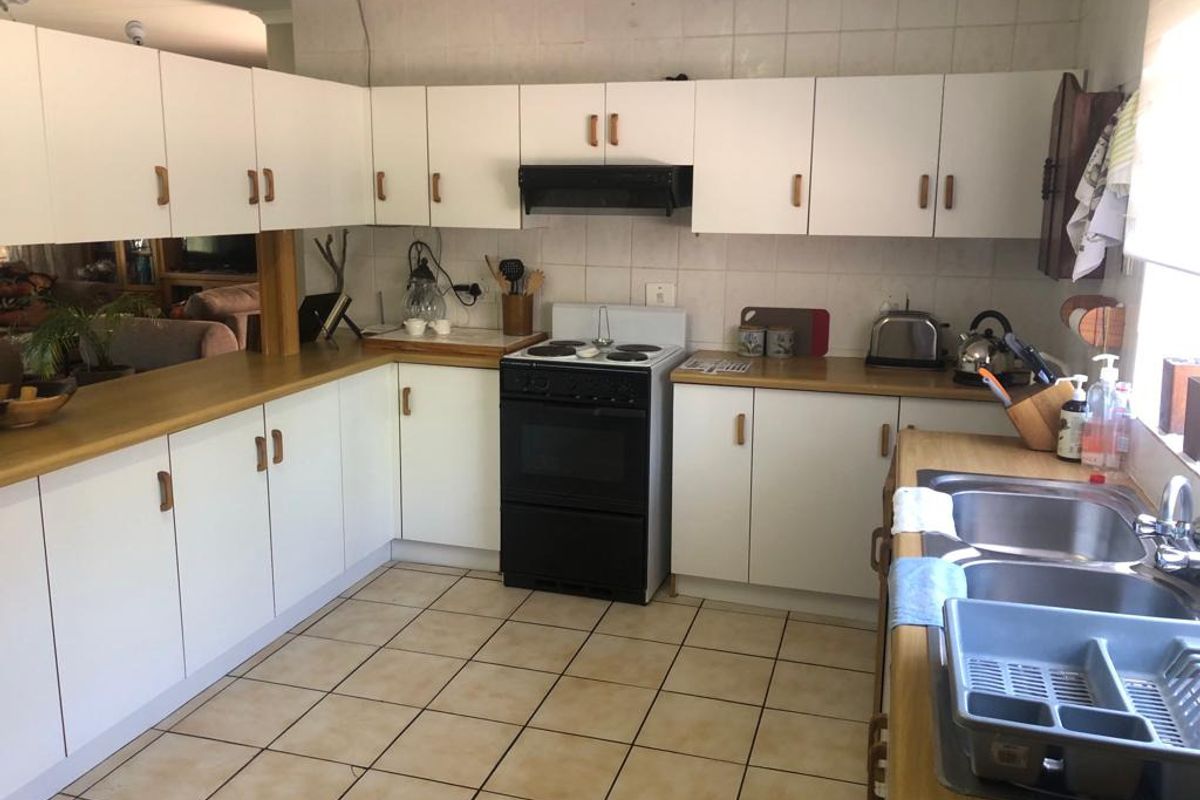 Spacious, Secure Townhouse! - Photo 4