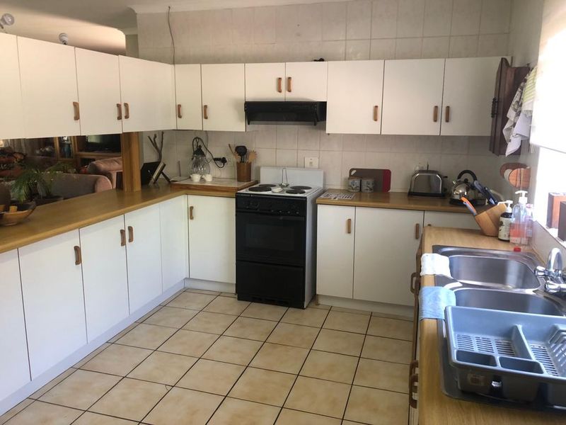 Spacious, Secure Townhouse! - Photo 4