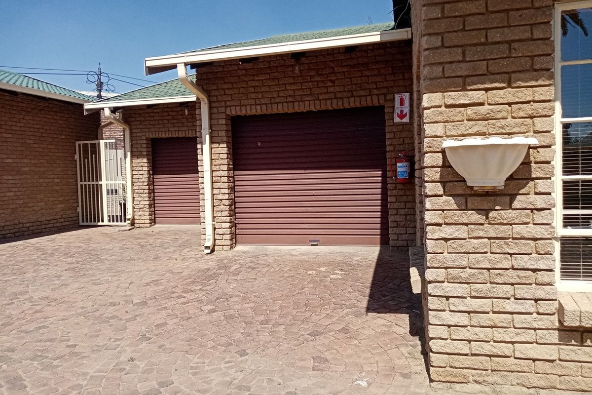 Low maintenance facebrick townhouse For Sale! - Photo 2