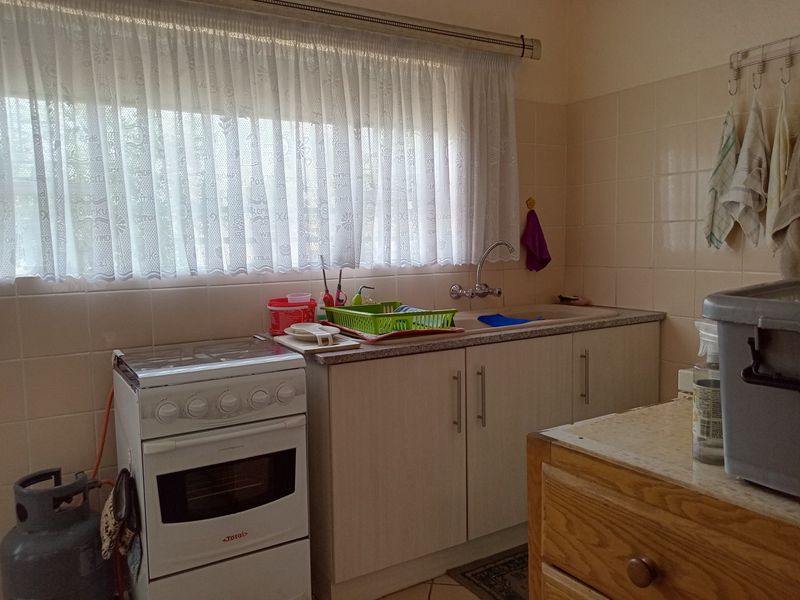 Spacious Riverside Townhouse with Solar Power - Photo 8