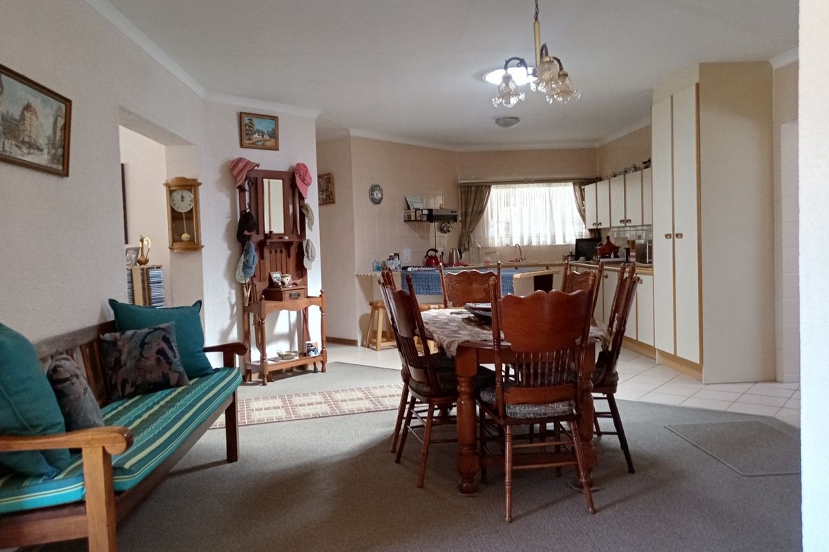 Spacious Riverside Townhouse with Solar Power - Photo 5