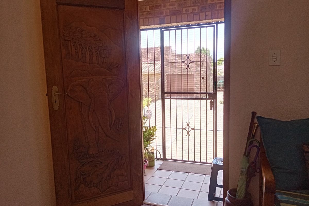 Spacious Riverside Townhouse with Solar Power - Photo 3