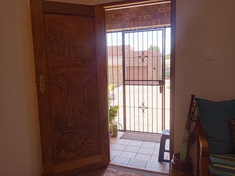 Spacious Riverside Townhouse with Solar Power - Photo 3