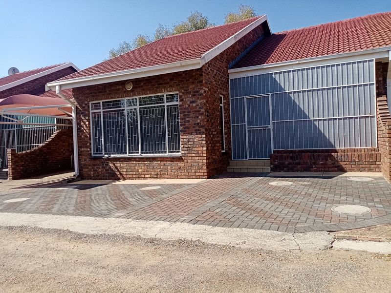 Townhouse for sale!  Walking distance from schools - Photo 2