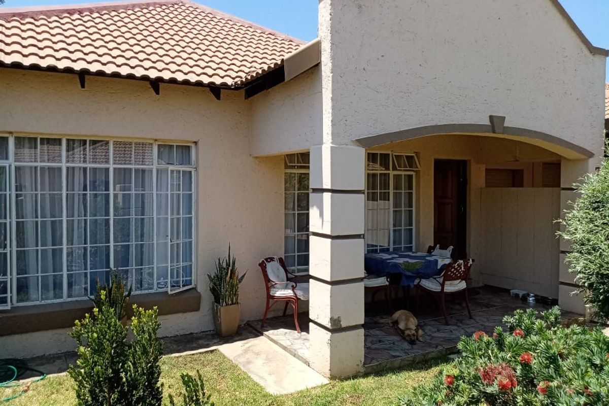 Immaculate 2-Bedroom Townhouse in Sought-After Complex  For Sale!! - Photo 2