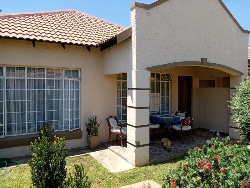 Immaculate 2-Bedroom Townhouse in Sought-After Complex  For Sale!! - Photo 2